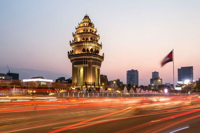 Independence Monument in Phnom Penh with evening traffic trails
